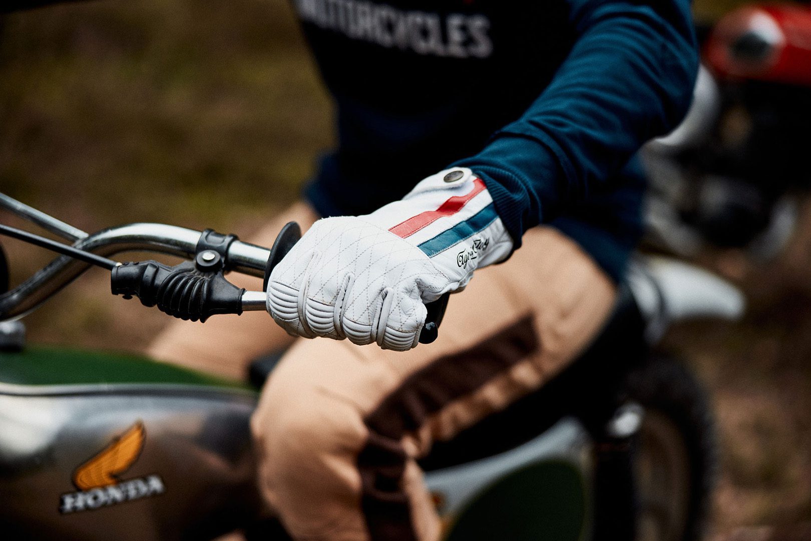 vintage-leather-motorcycle-gloves-white Gants de moto blancs en cuir